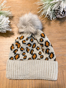 Leopard Beanie w snap on/off puff