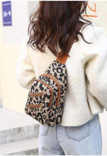 Load image into Gallery viewer, Leopard Zipper Sling Bag